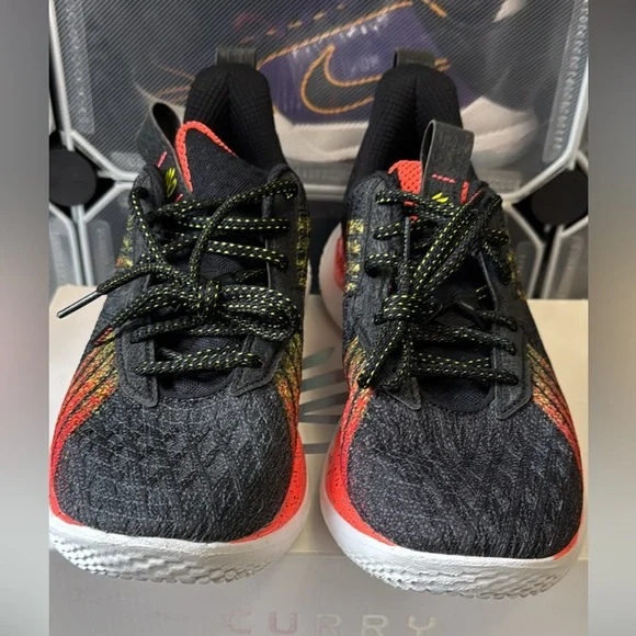 Curry  10 - Picture 2 of 5